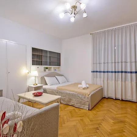 Walter Grand With Balcony And Free Parking דירה